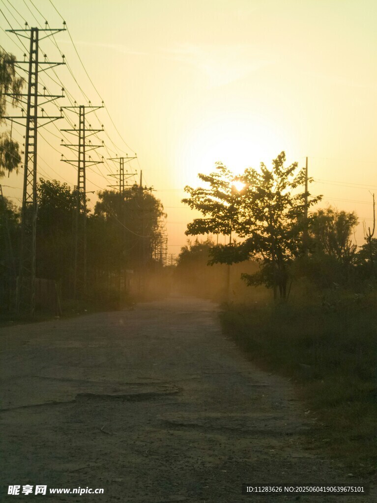 夕阳下的乡间小路