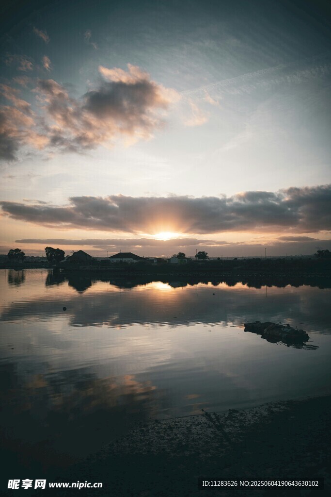 湖畔日落美景