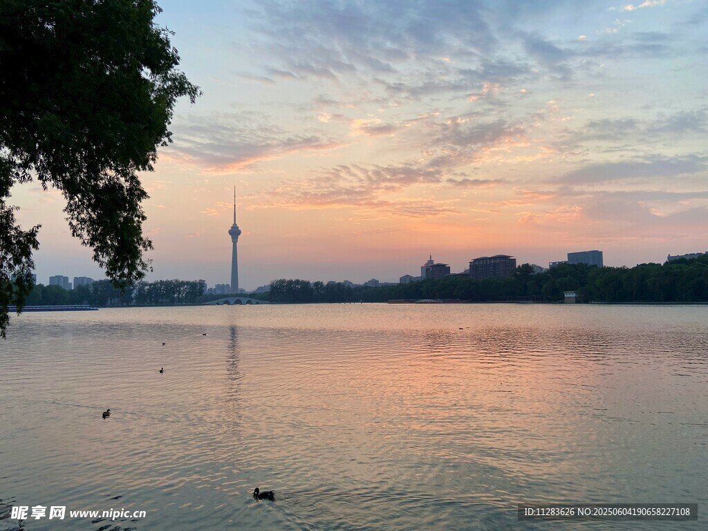 湖畔绝美日落风景