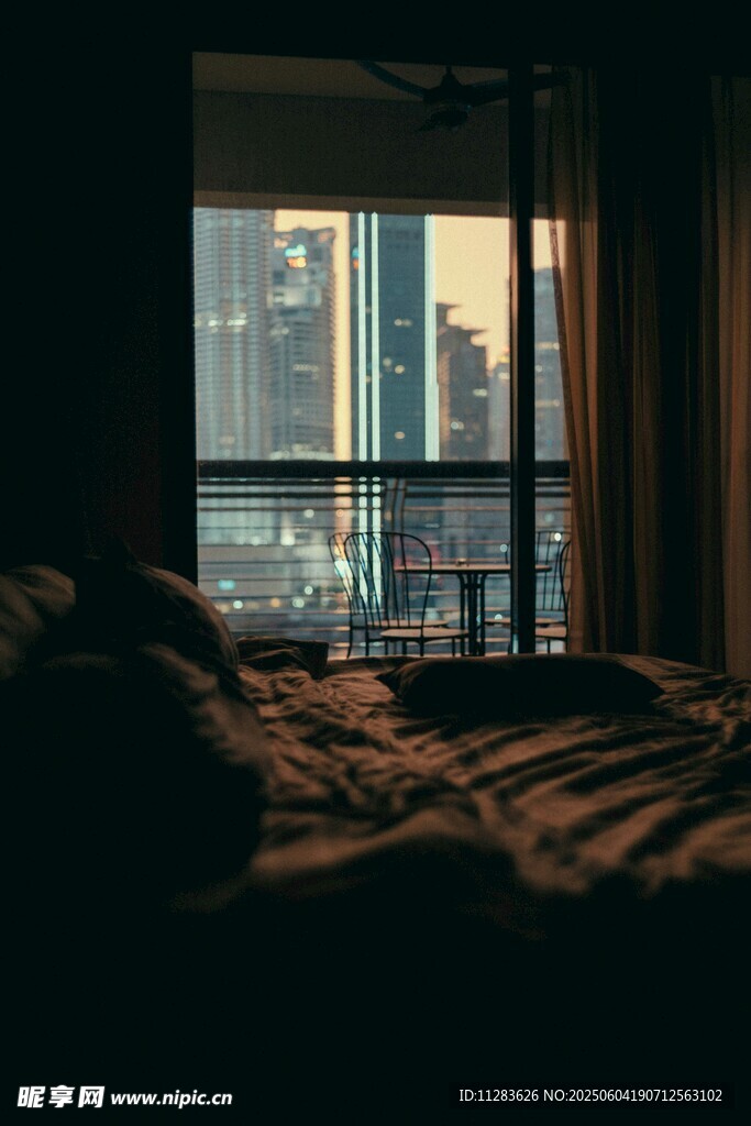 窗前卧榻赏城市夜景