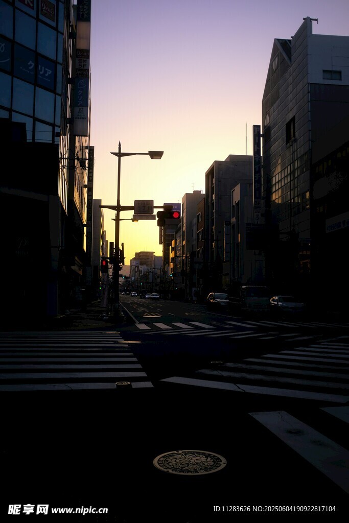 城市黄昏街道景象