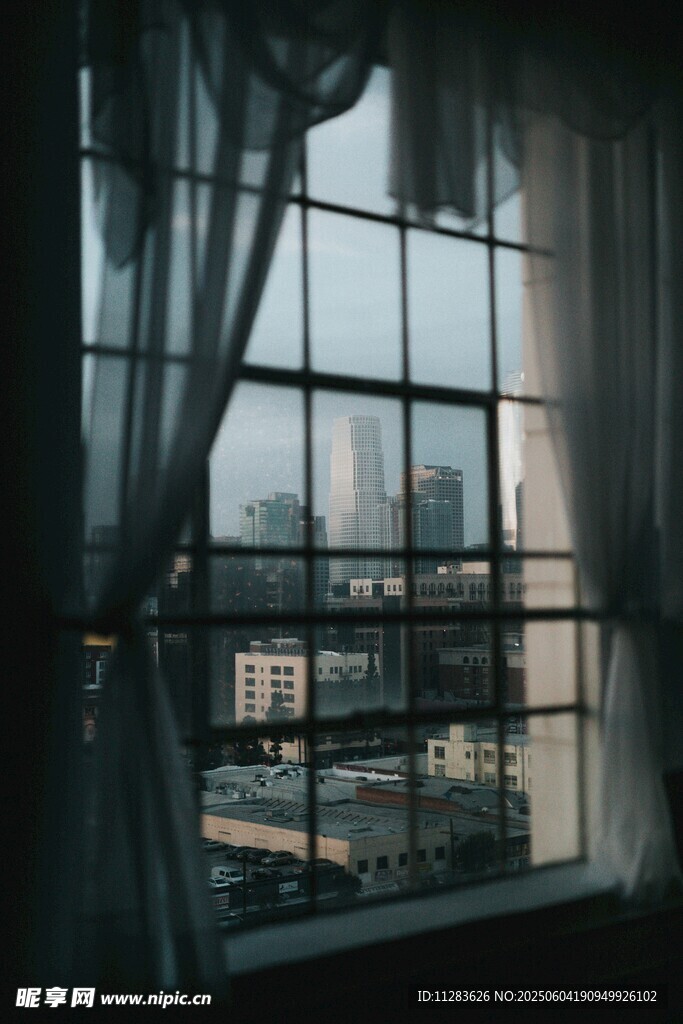 窗边视角下的城市景致
