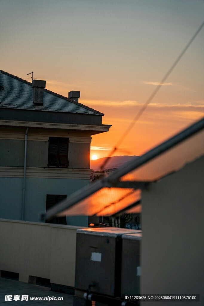 夕阳下的屋顶景致