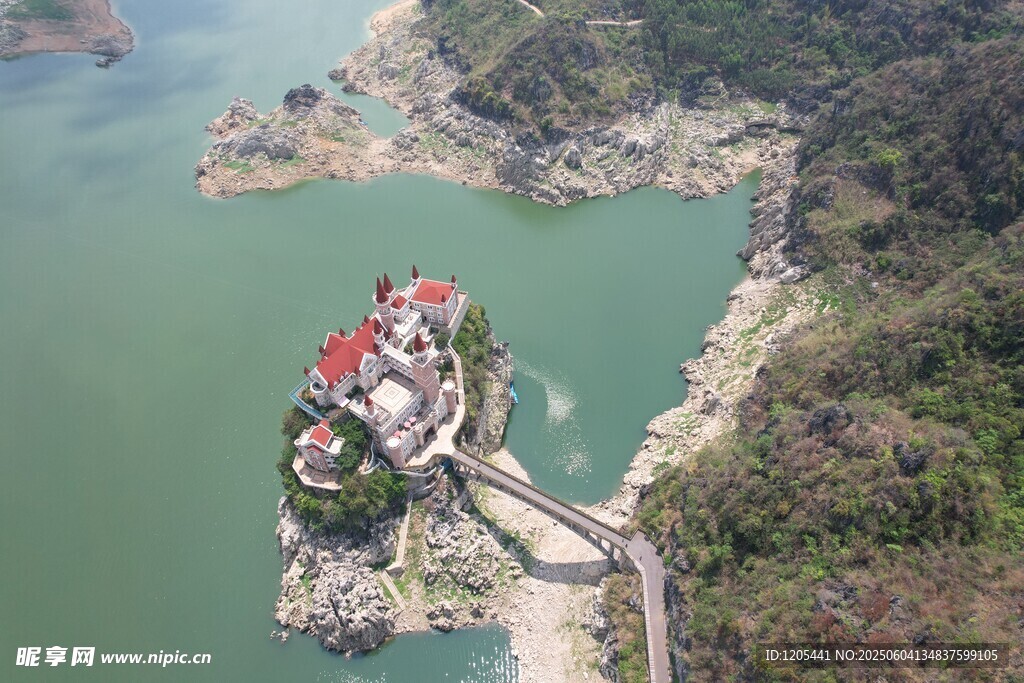 黔西南兴义万峰湖吉隆堡风景区