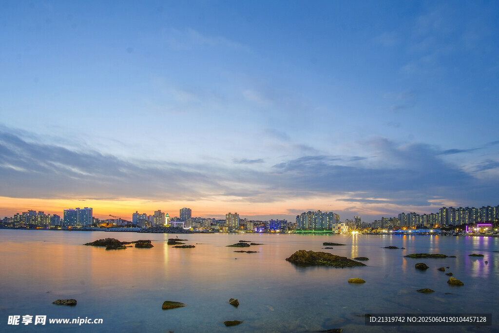 海滨城市美丽黄昏景象