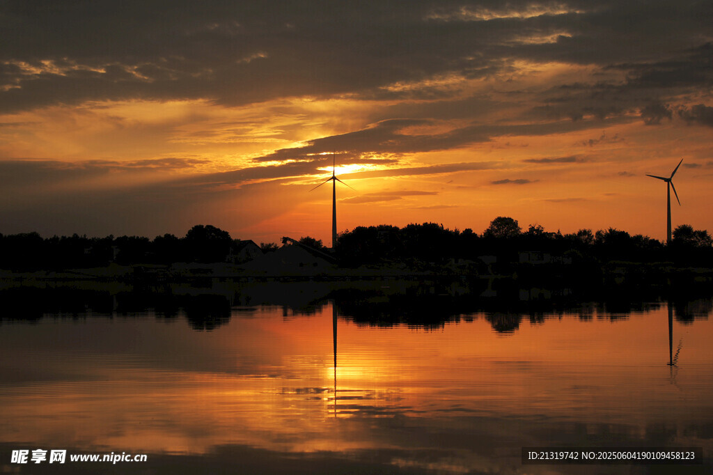 夕阳下的湖面美景