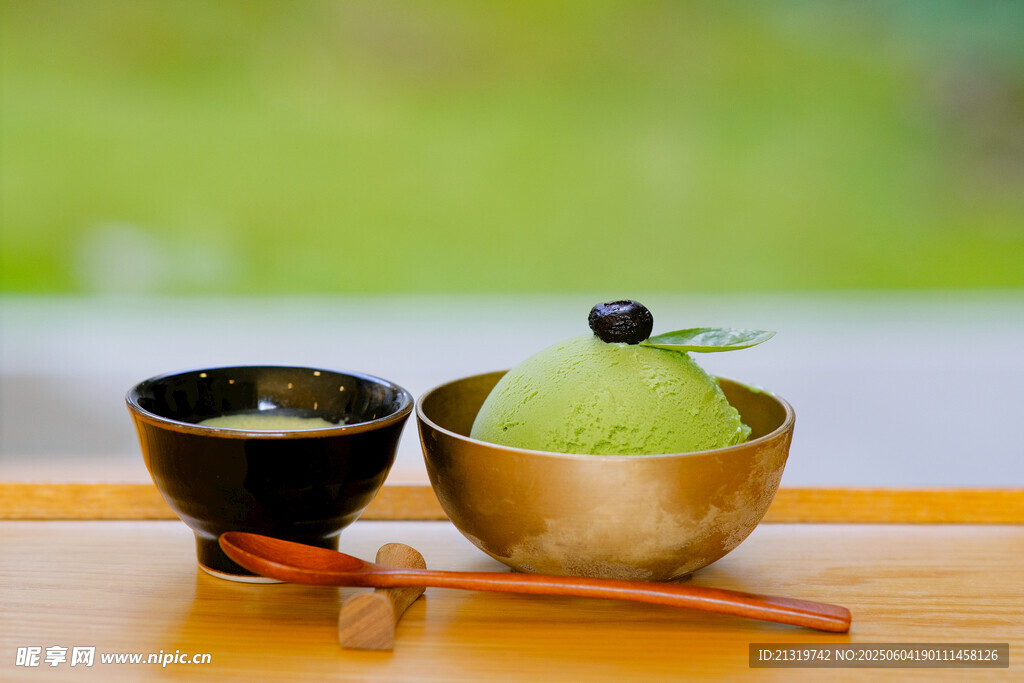 日式茶具与抹茶冰淇淋
