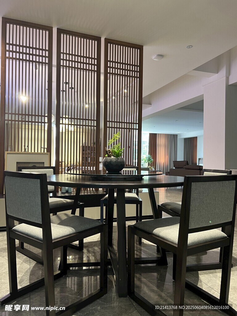 中式雅致餐厅桌椅组合
