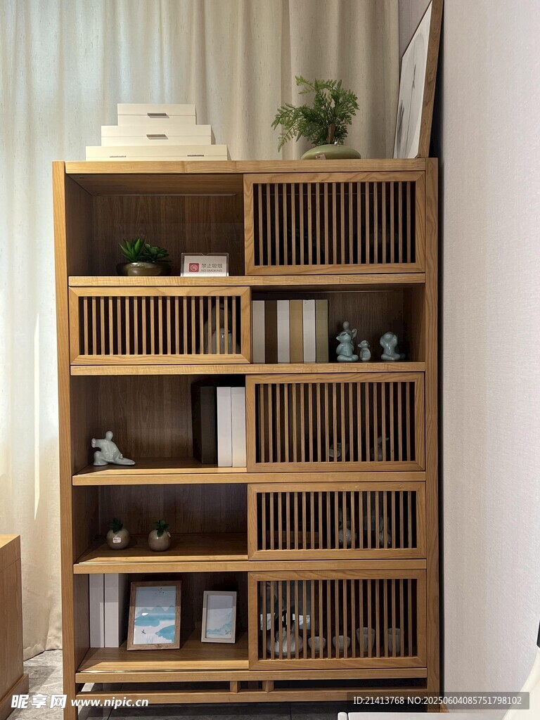 日式木质置物架家居一角
