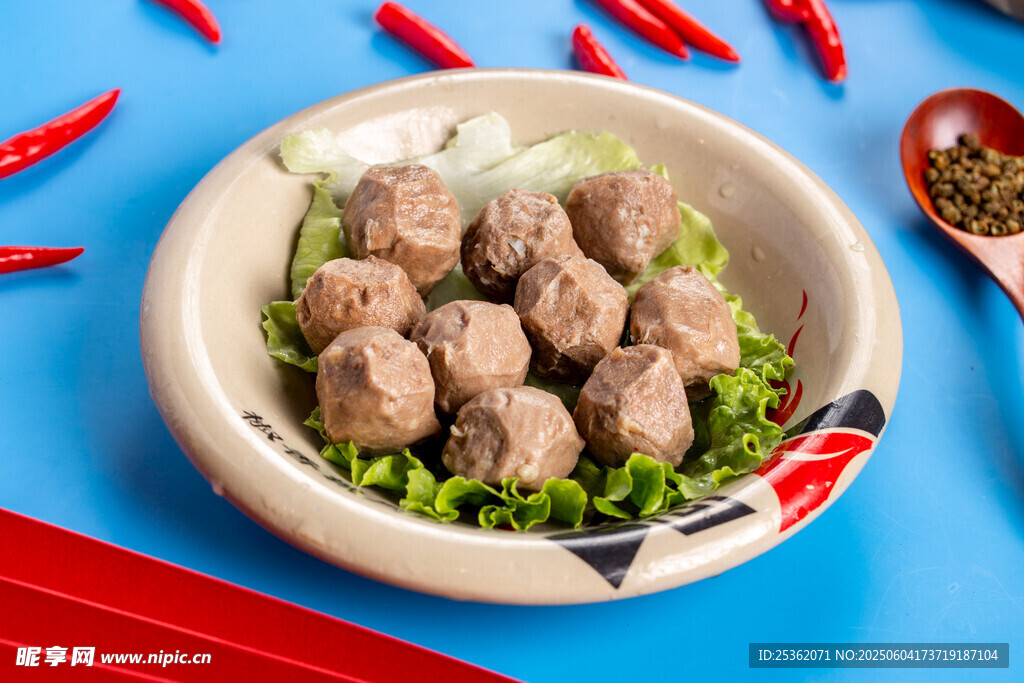 美味牛肉丸摆放在碗中