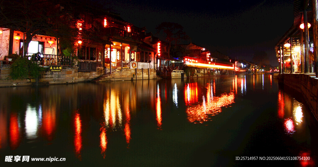 水乡夜景灯火倒映如画