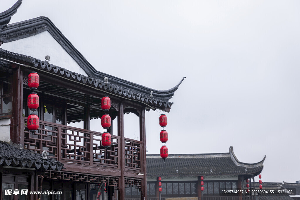 中式古建挂红灯笼美景