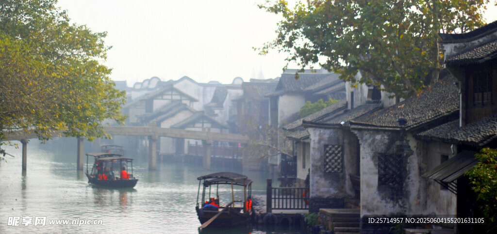 烟雨江南水乡乌篷船景致