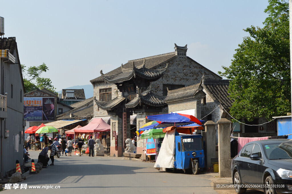 古街集市热闹景象