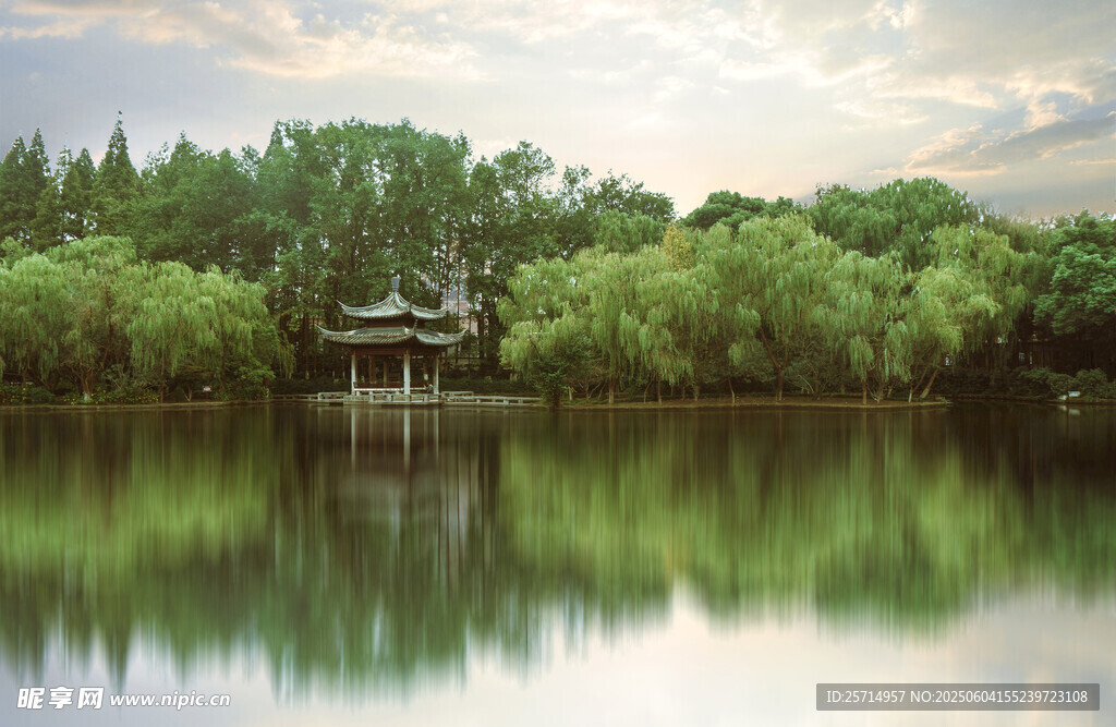 湖畔亭景 绿意盎然