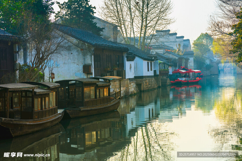 江南水乡静谧河道风景