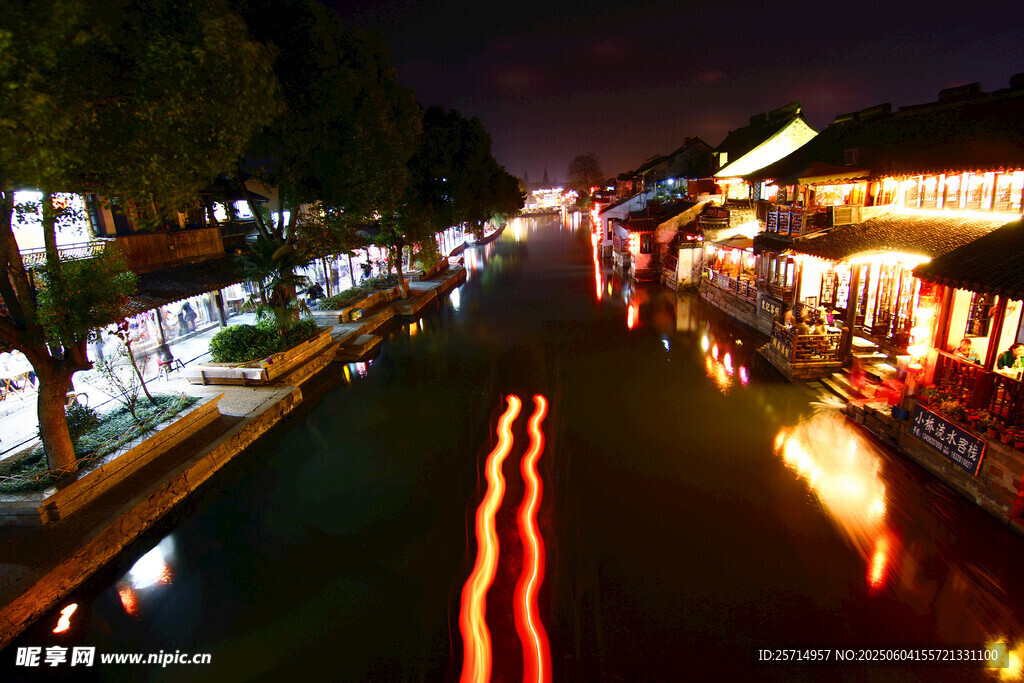 水乡夜景灯火璀璨映河道