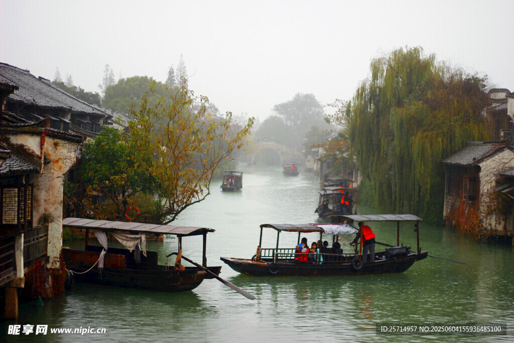 烟雨江南水乡小船景致