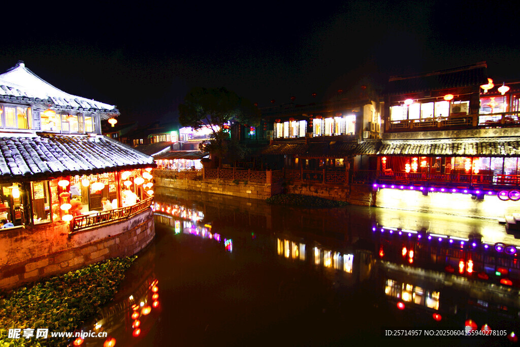 水乡夜景灯火璀璨映古建