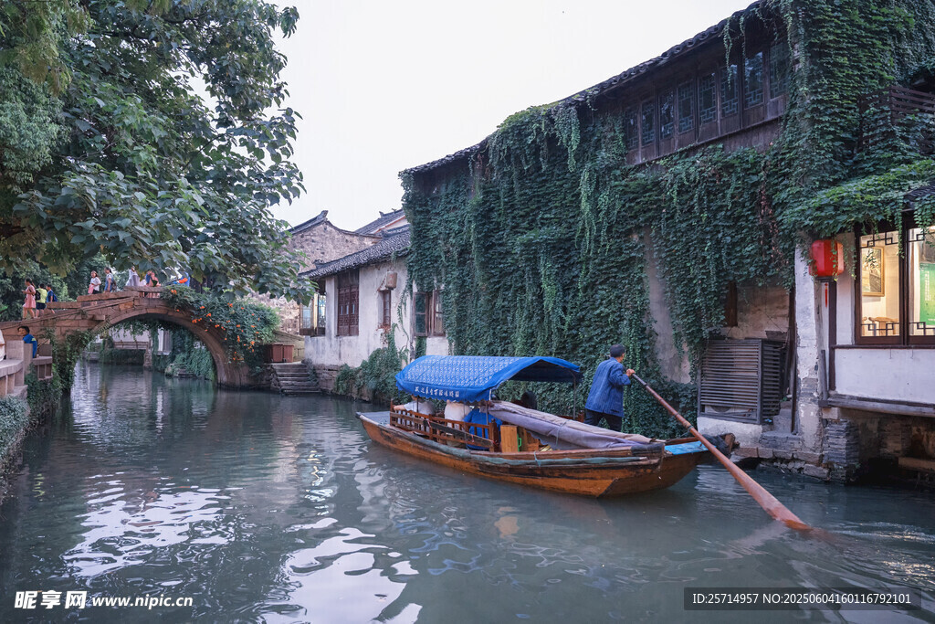 江南水乡小船悠悠美景