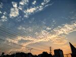夕阳下城市上空的美丽云彩