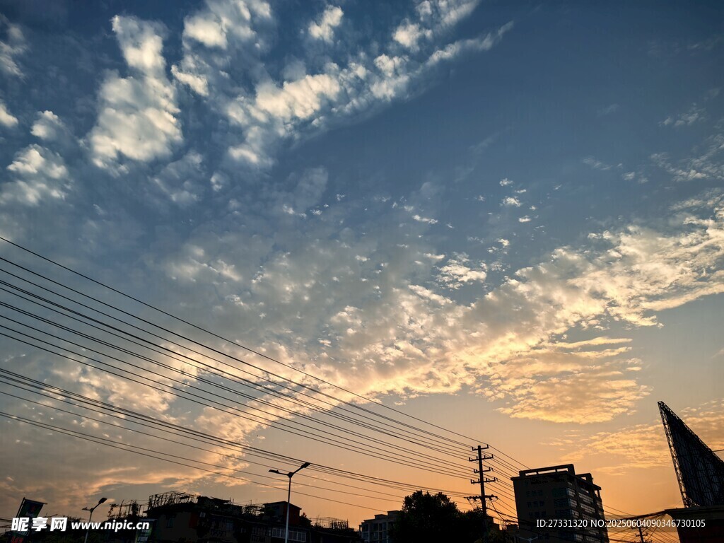 夕阳下城市上空的美丽云彩