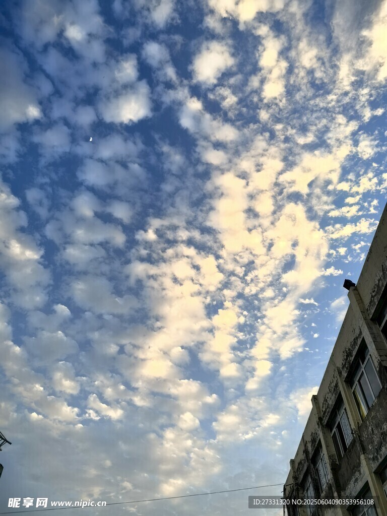 城市上空的梦幻云朵