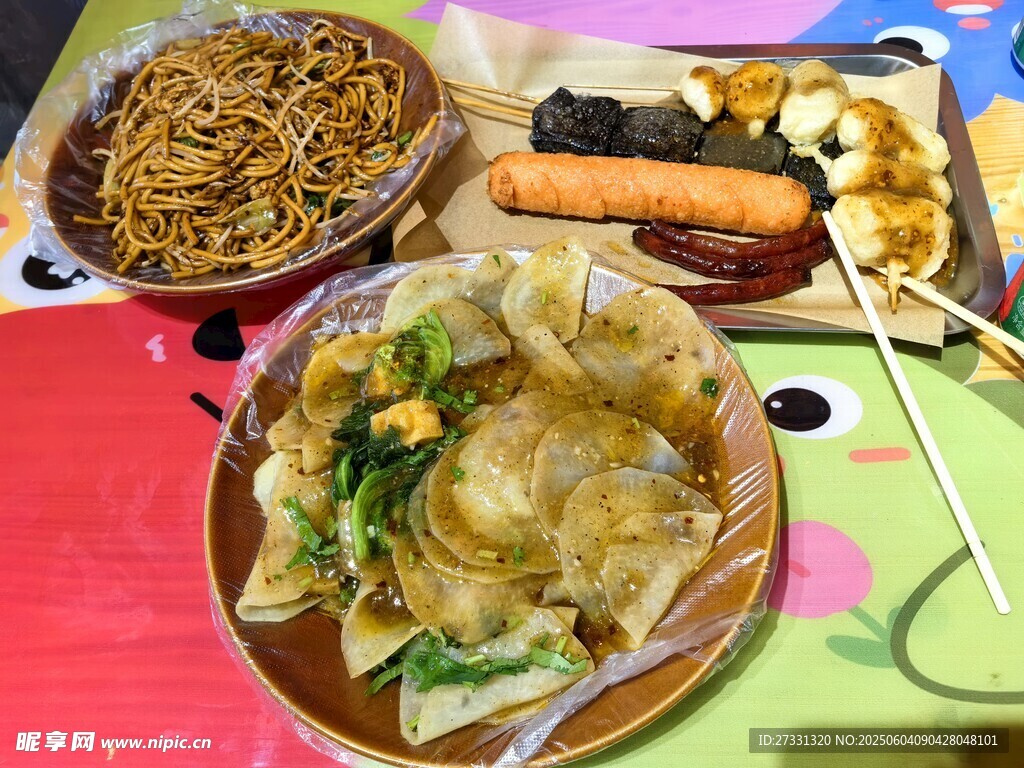 多样美味小吃齐聚一桌