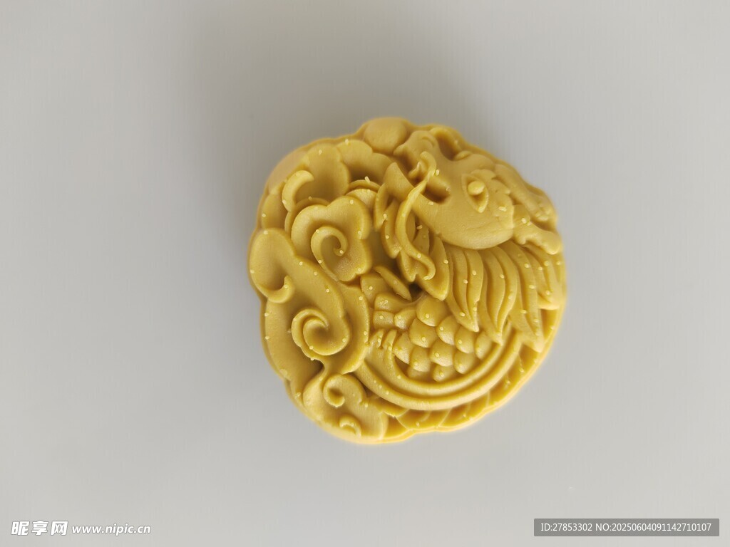 精美金色雕花饰品月饼