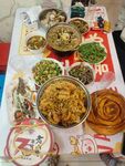 丰盛中式菜肴摆满一桌