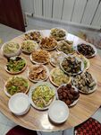 丰盛一桌菜摆满团圆饭桌