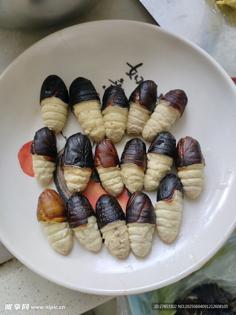 盘中蚕蛹 多样色泽诱人