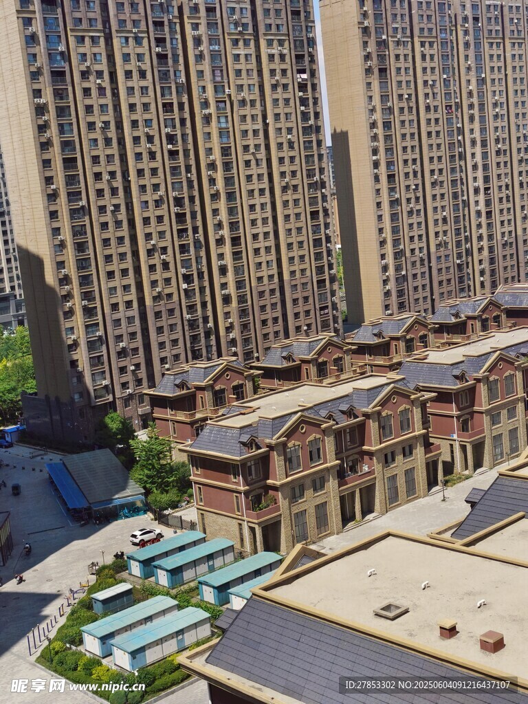 高层住宅旁的特色建筑群
