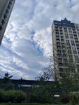 城市高楼与蓝天白云景观