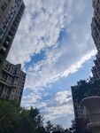 高楼间的蓝天白云美景