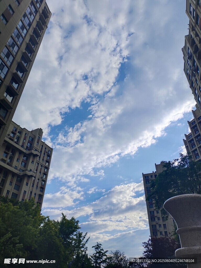 高楼间的蓝天白云美景
