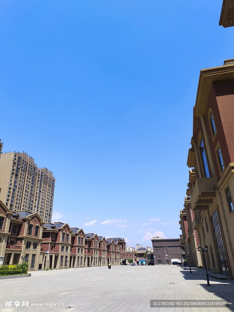 空旷街道旁的特色建筑群