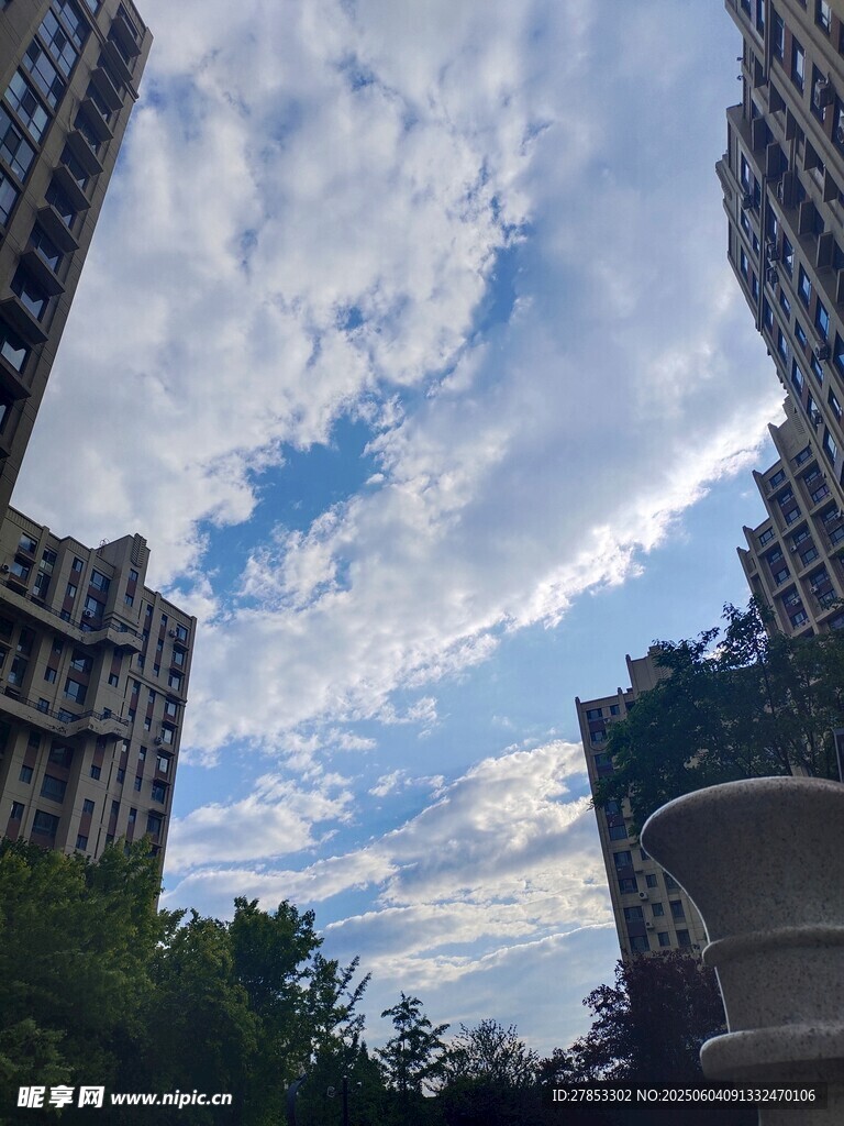 城市间的天空与建筑景观