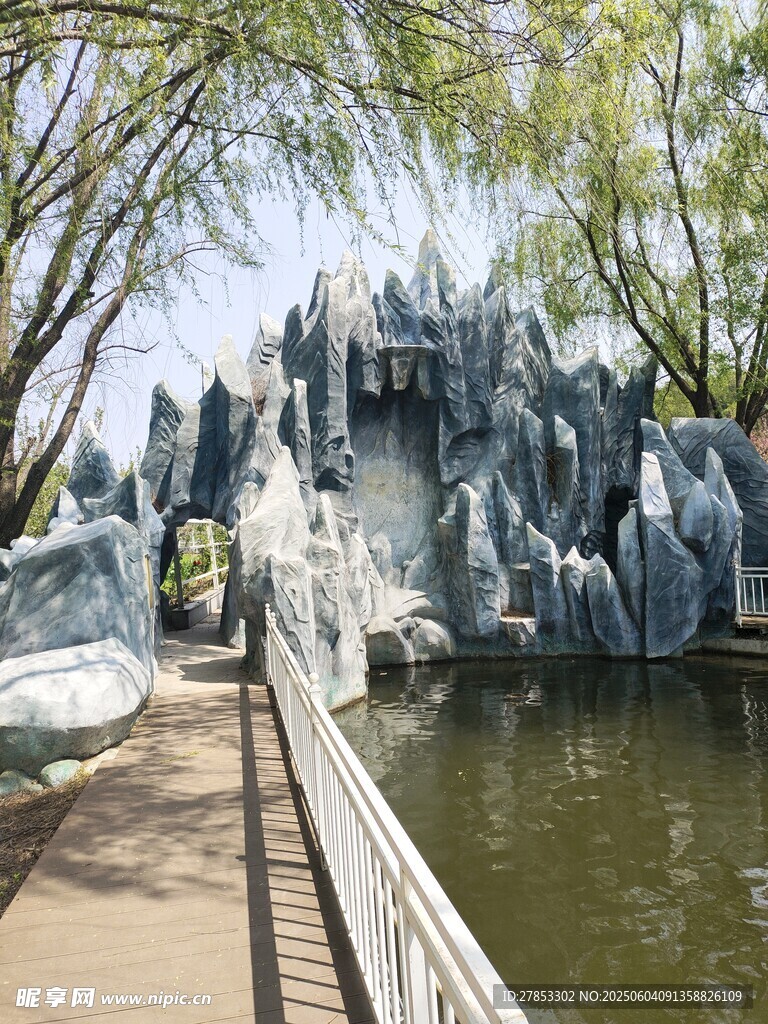 湖畔假山景 清幽园林风