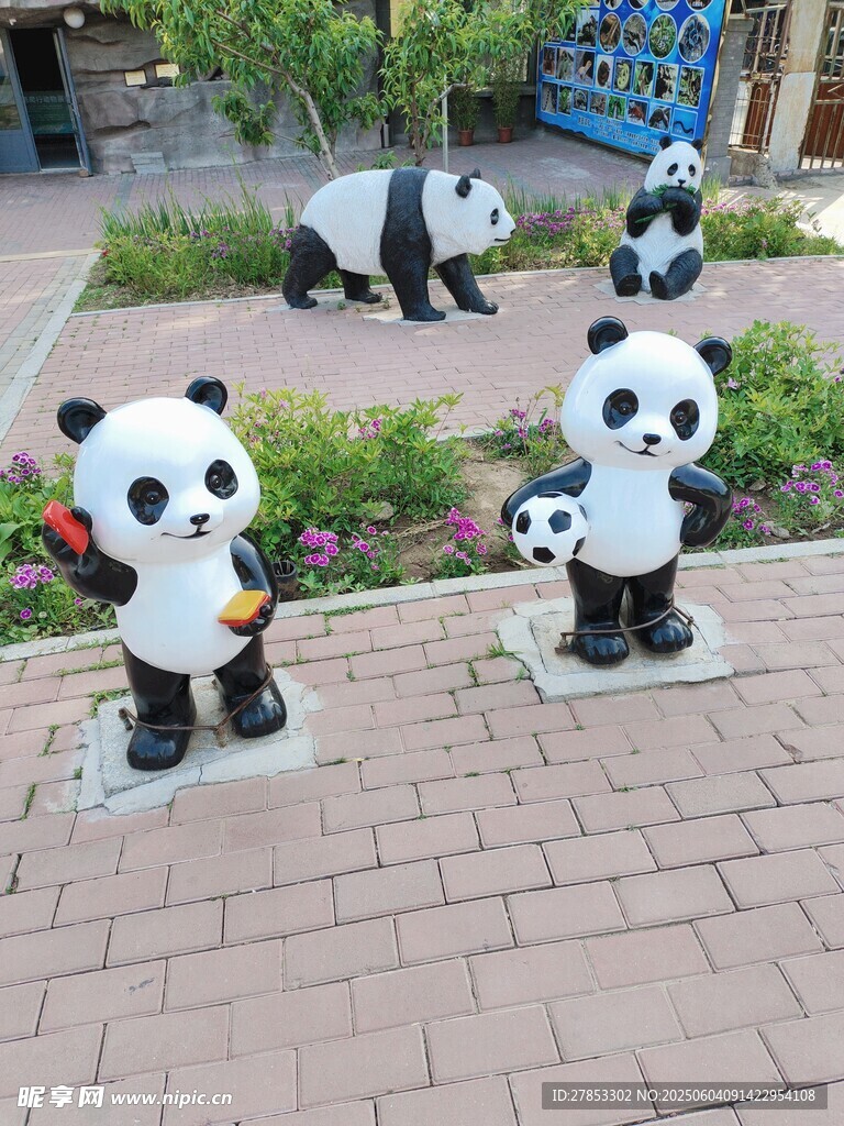 可爱熊猫雕塑摆放在庭院