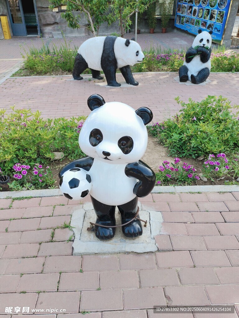 可爱熊猫雕塑抱足球