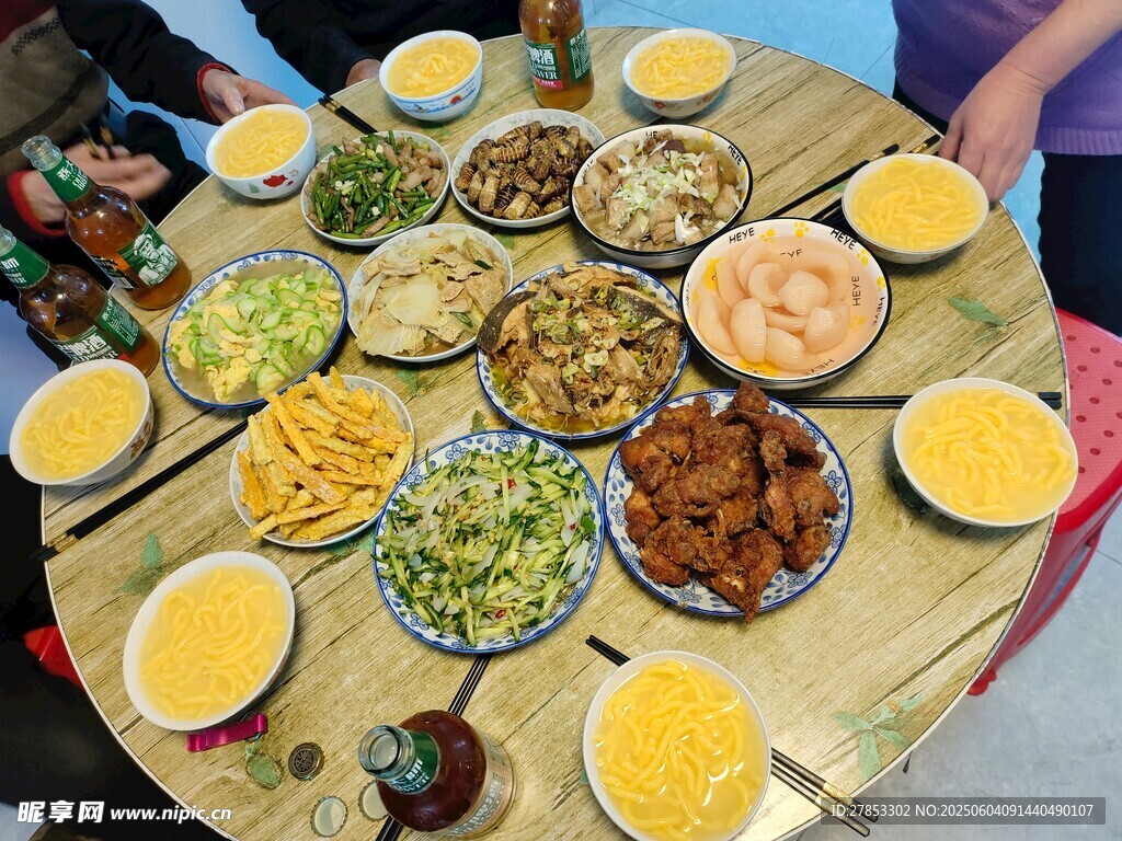 丰盛一桌菜展现多样美食