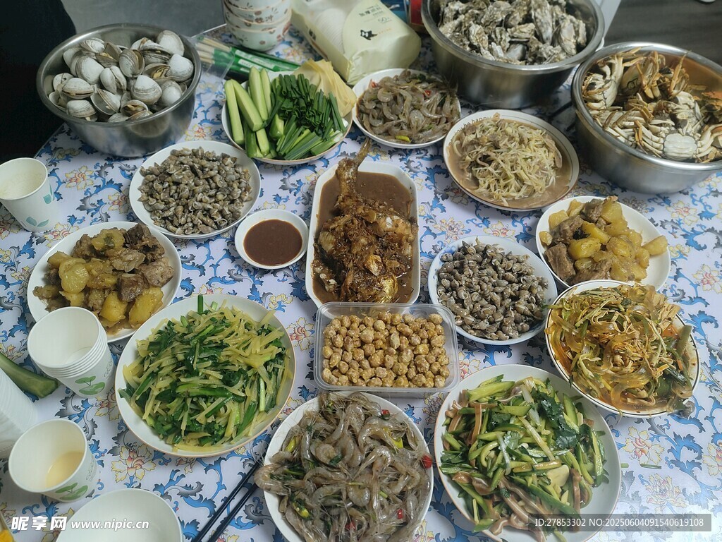 丰富多样的中式凉拌菜拼盘