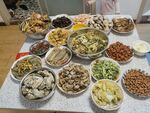 丰盛美食摆满桌