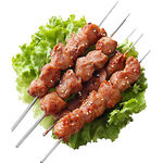 美味烤肉串配新鲜生菜