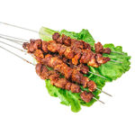 美味烤肉串配新鲜生菜