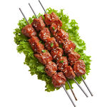 美味烤肉串摆于生菜上