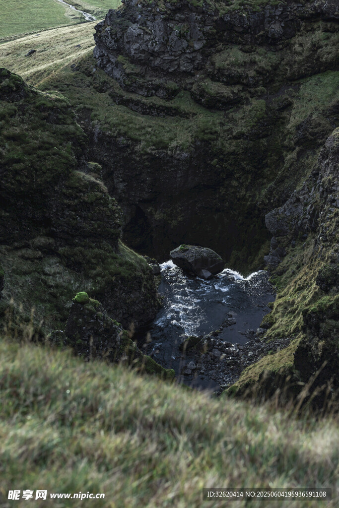 山间 溪流