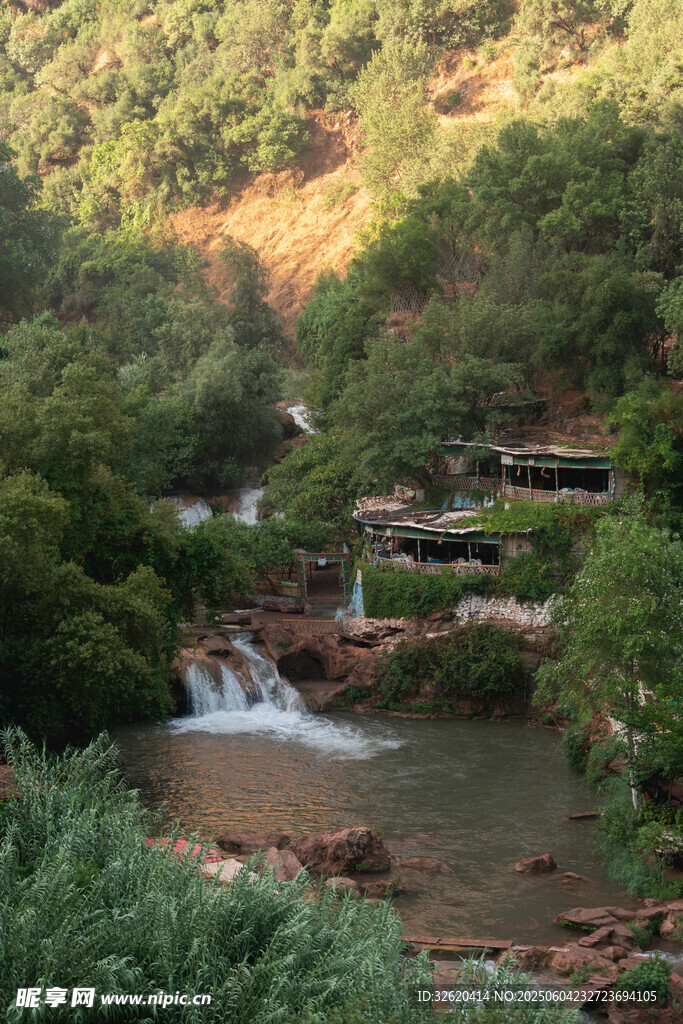 山间 溪流
