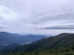 山峦云雾间的壮美景色